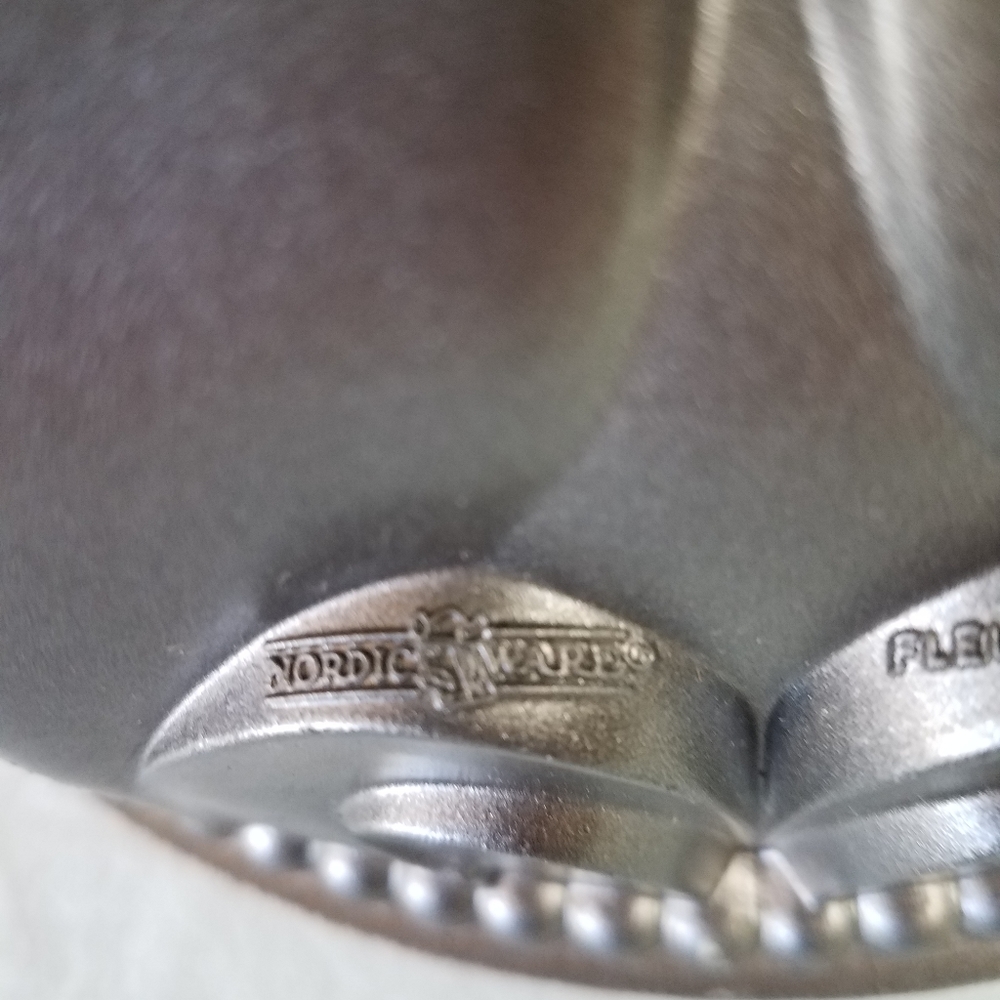 Nordic Ware Fleur De Lis Bunt Pan - Picture 5 of 6
